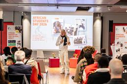 HSD-Vizepräsident Thomas Molck begrüßt die Teilnehmenden am African Students Day 2026 an der Hochschule Düsseldorf